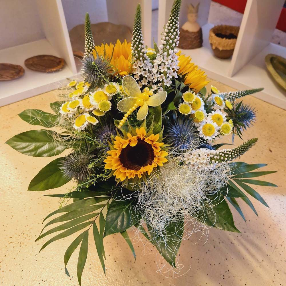 Luftiger Strauss mit Sonnenblumen