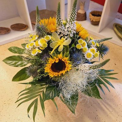 Luftiger Strauss mit Sonnenblumen Luftiger Strauss mit Sonnenblumen
