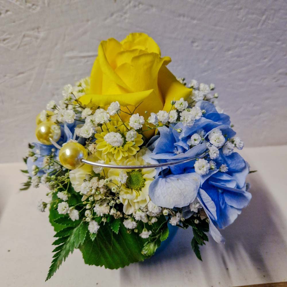 Kleines hübsches Gesteck mit einer Rose und Perlendraht in Keramiktopf, gelb, blau Kleines hübsches Gesteck mit einer Rose und Perlendraht in Keramiktopf, gelb, blau