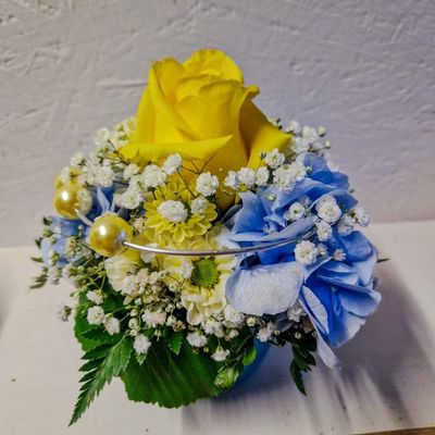 Kleines hübsches Gesteck mit einer Rose und Perlendraht in Keramiktopf, gelb, blau Kleines hübsches Gesteck mit einer Rose und Perlendraht in Keramiktopf, gelb, blau