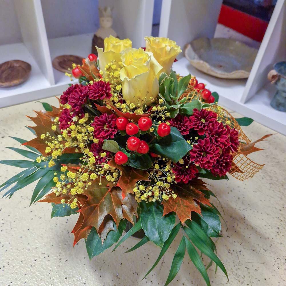 Aktuelle Farben: Strauss mit Rosen, farbigen Blättern, Beeren und kleiner Masche, gelb/rot/weinrot/grün Aktuelle Farben: Strauss mit Rosen, farbigen Blättern, Beeren und kleiner Masche, gelb/rot/weinrot/grün