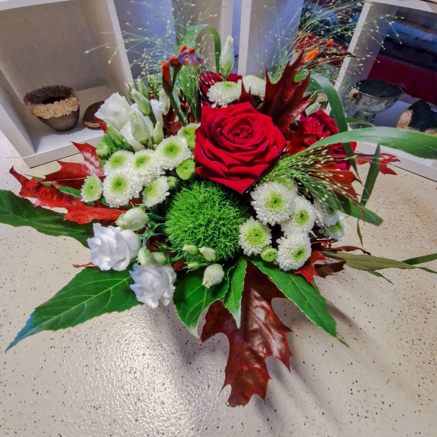 Strauss mit Rosen und gemischten Blumen und Herbstblättern, rot/weiss/grün