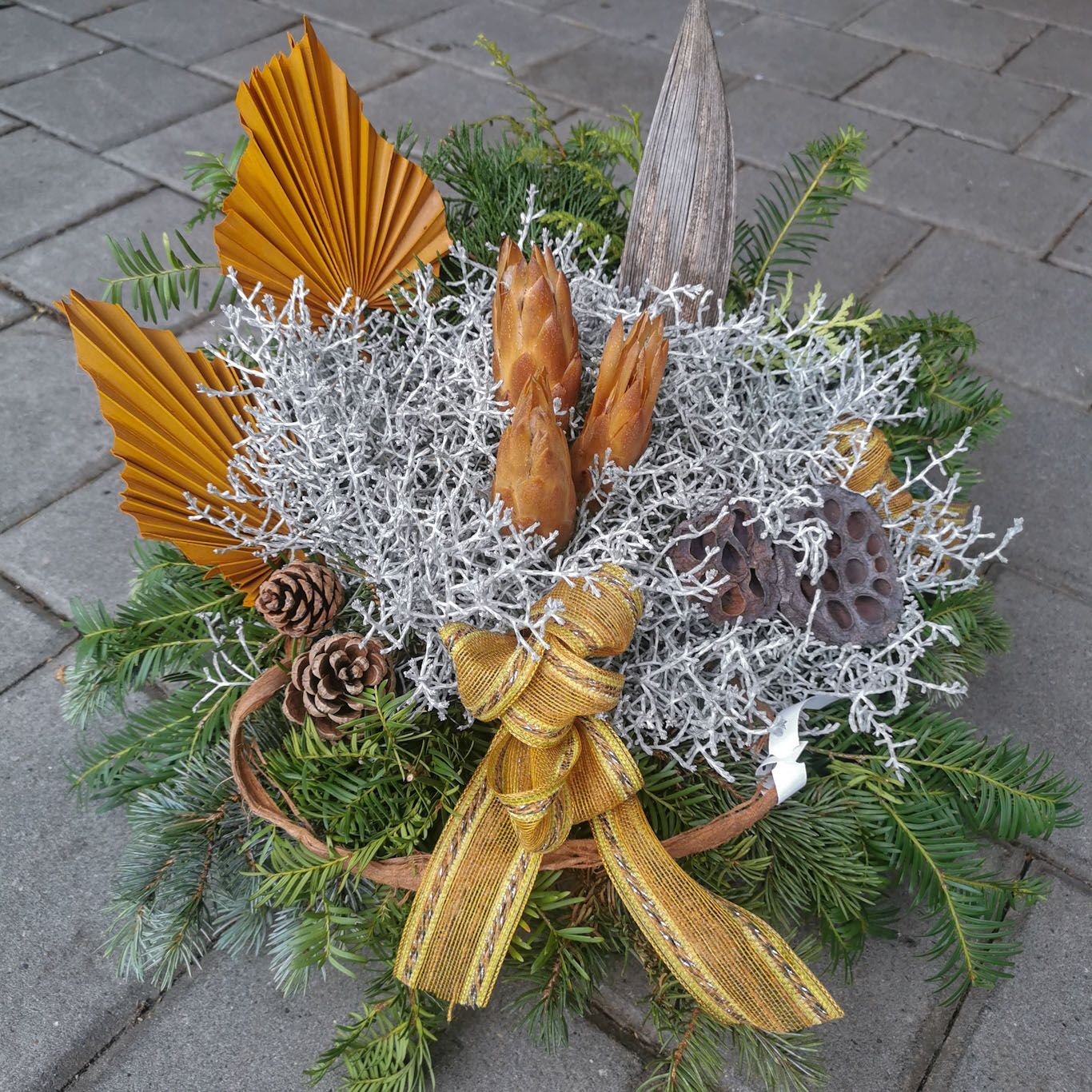 Arrangement mit beigen Winterschmuck Arrangement mit beigen Winterschmuck