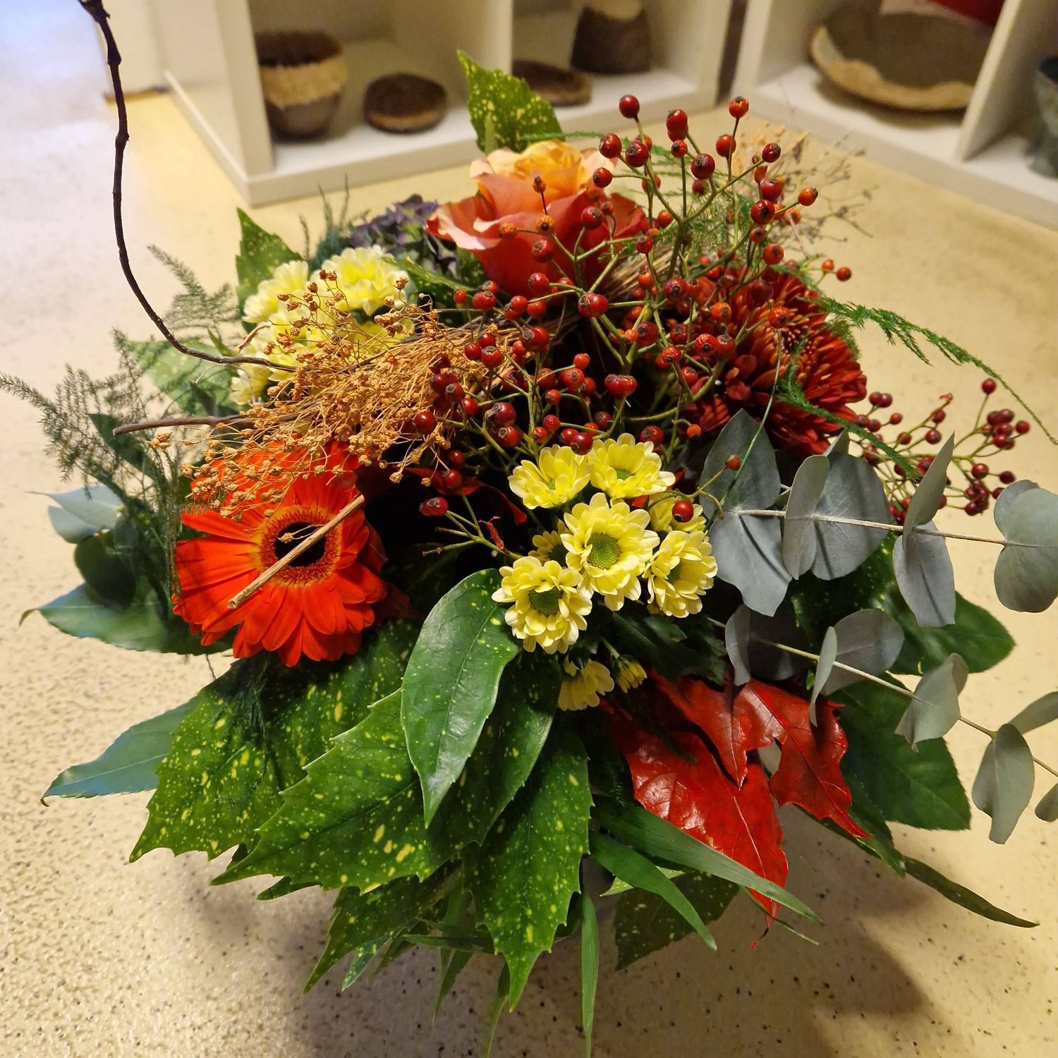 kräftige Farben; Strauss mit Halmen und Blättern, orange/rot/gelb