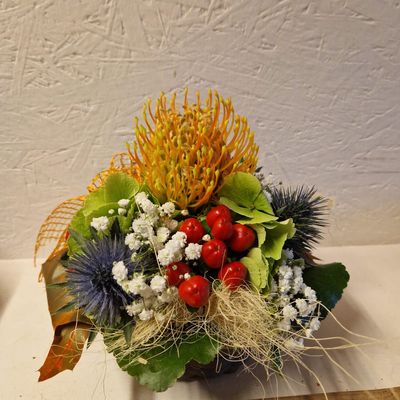 Kleines herbstliches Gesteck mit Beeren, in Korb Kleines herbstliches Gesteck mit Beeren, in Korb