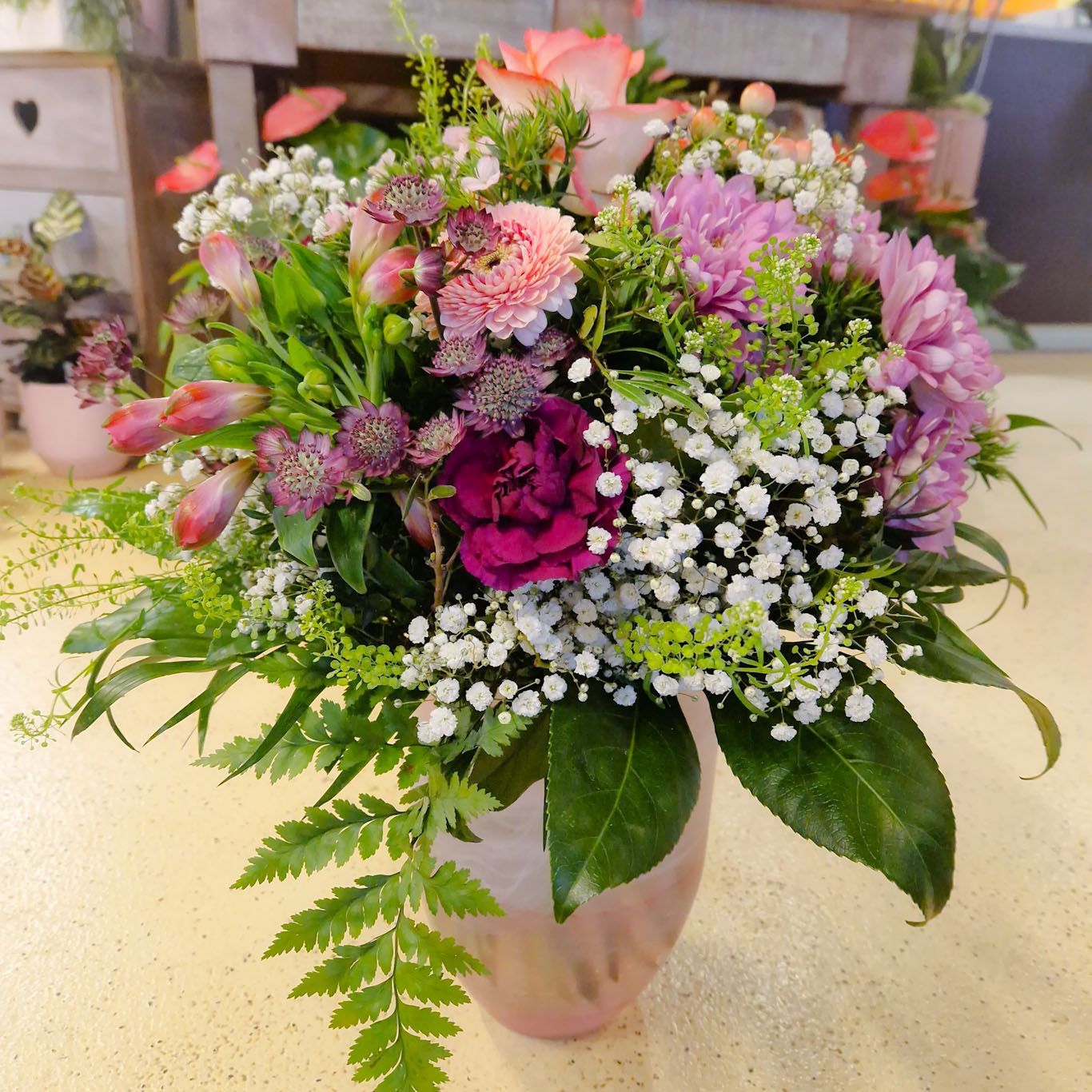 Dezente Farben; flieder/rosa/weiss, mit Schleierkraut