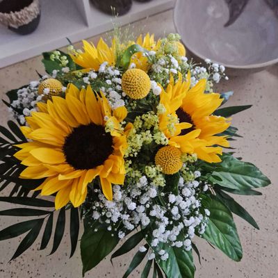 Klassischer Sonnenblumen-Strauss; drei Sonnenblumen mit Schleierkraut und Grün Klassischer Sonnenblumen-Strauss; drei Sonnenblumen mit Schleierkraut und Grün