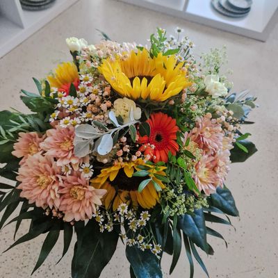 Grosser farbiger Strauss mit Sonnenblumen und gemischten Blumen Grosser farbiger Strauss mit Sonnenblumen und gemischten Blumen