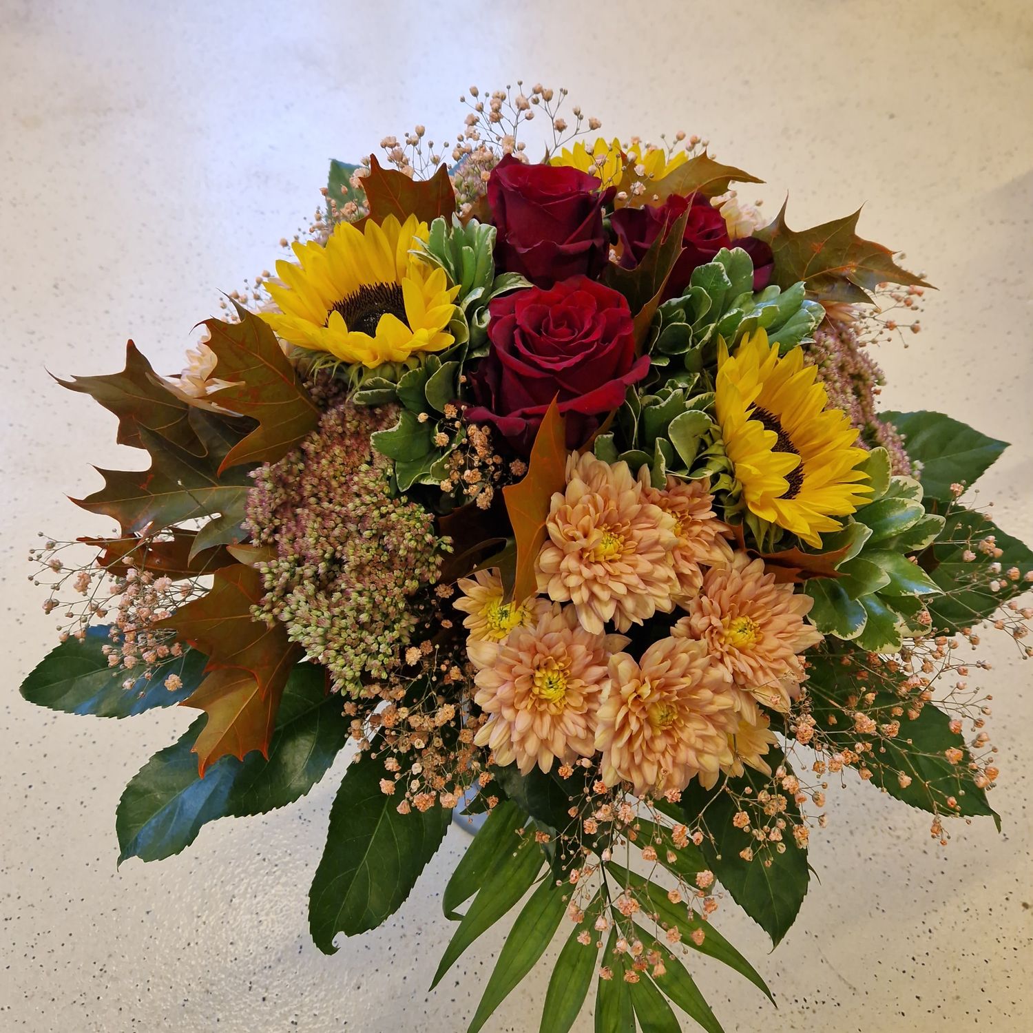 Grosser Herbst-Strauss mit Sonnenblumen und Rosen und Blättern Grosser Herbst-Strauss mit Sonnenblumen und Rosen und Blättern