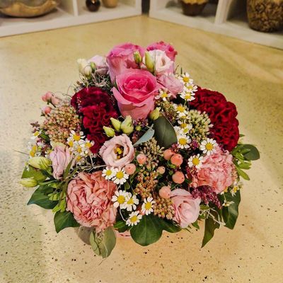Grosses Gesteck mit Rosen und gemischten Blumen in Korb, rosa/weiss/sattrot (Ø30cm) Grosses Gesteck mit Rosen und gemischten Blumen in Korb, rosa/weiss/sattrot (Ø30cm)