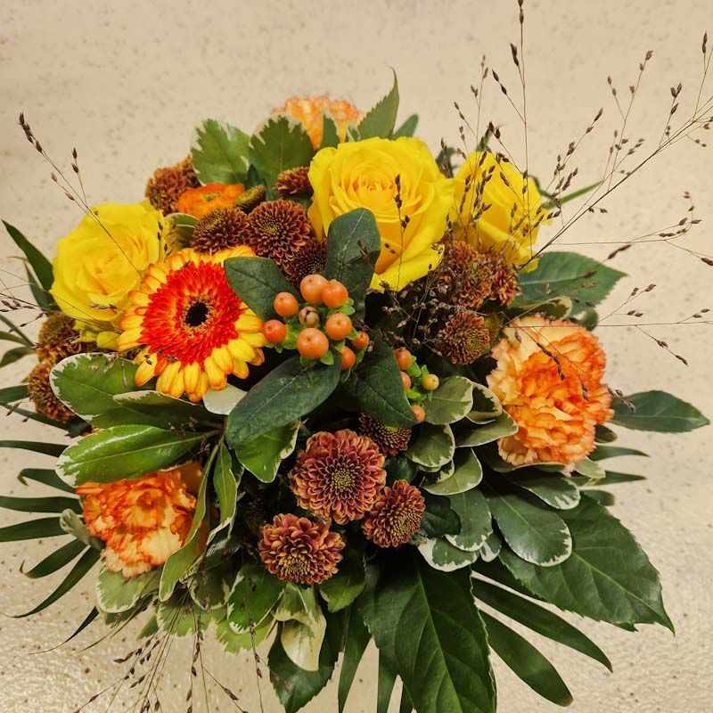 Sonnengelber Strauss mit gemischten Blumen