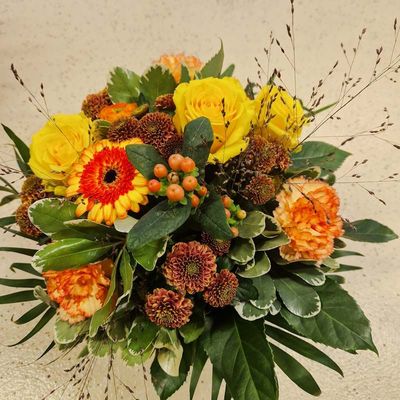 Sonnengelber Strauss mit gemischten Blumen