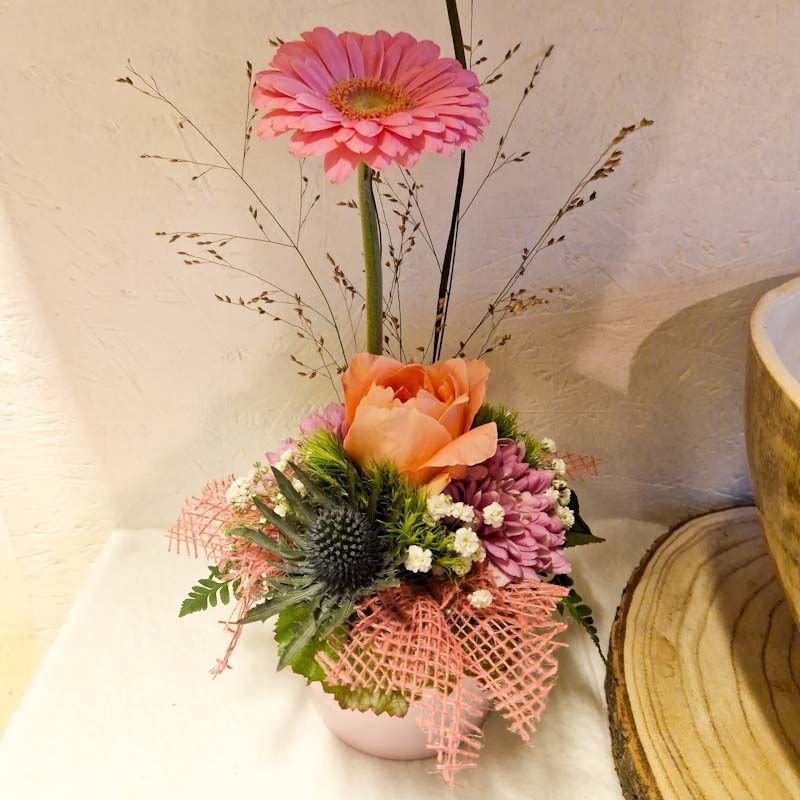 Kleines gestuftes Gesteck in Keramiktopf Kleines gestuftes Gesteck in Keramiktopf