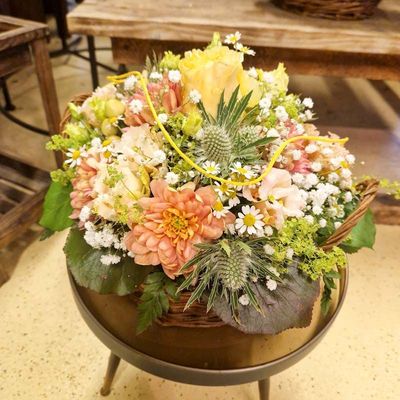 Immer aktuell: buntes Gesteck in Korb gelb/orange/weiss Immer aktuell: buntes Gesteck in Korb gelb/orange/weiss