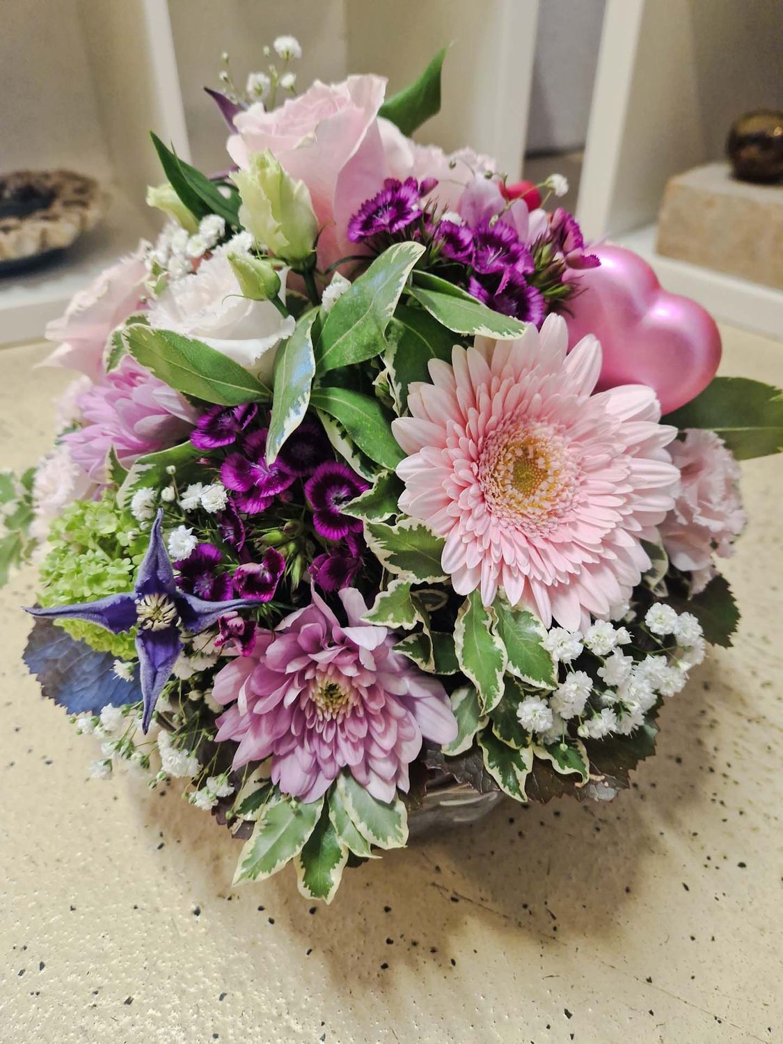 Grosses Arrangement (ca.28cm) in Korb mit Deko-Herz, lila, rosa, grün, hellgrün