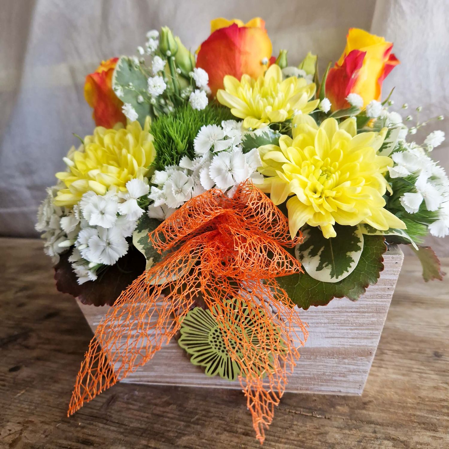 Sommerliches Gesteck in Holzbox, mit Schleife, gelb/orange/weiss