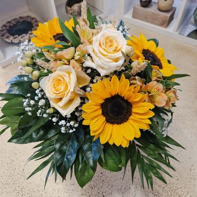 Strauss mit Sonnenblumen und Rosen Strauss mit Sonnenblumen und Rosen