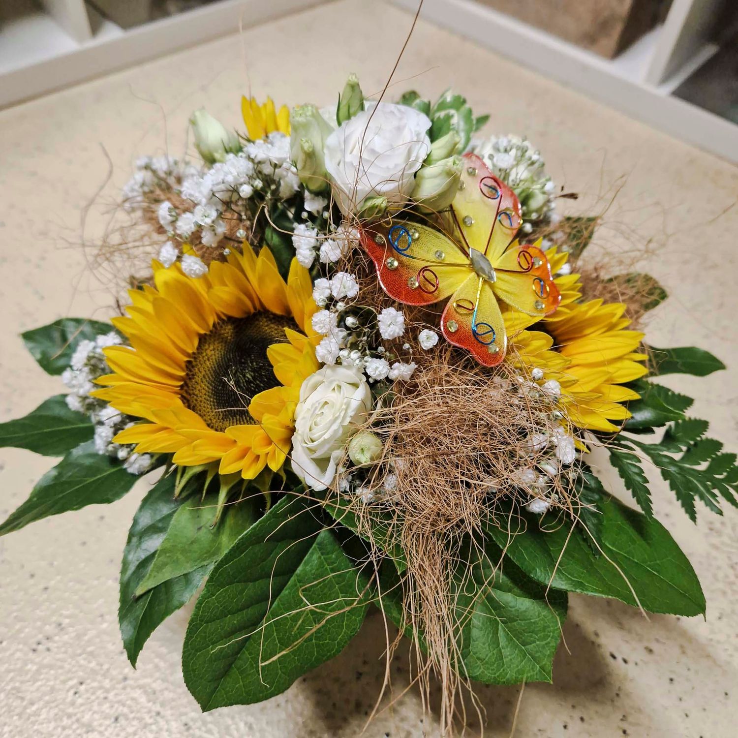 Kleiner Sonnenblumen-Strauss mit Schleierkraut und Deko-Schmetterling (25cm)