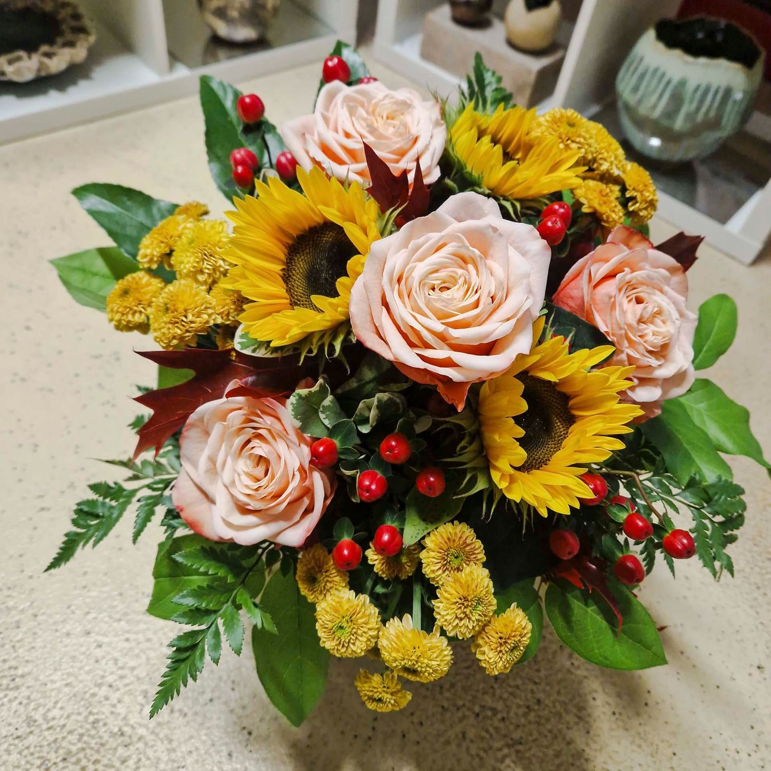 Hübscher Sonnenblumen-Strauss mit Rosen und Beeren (37cm)