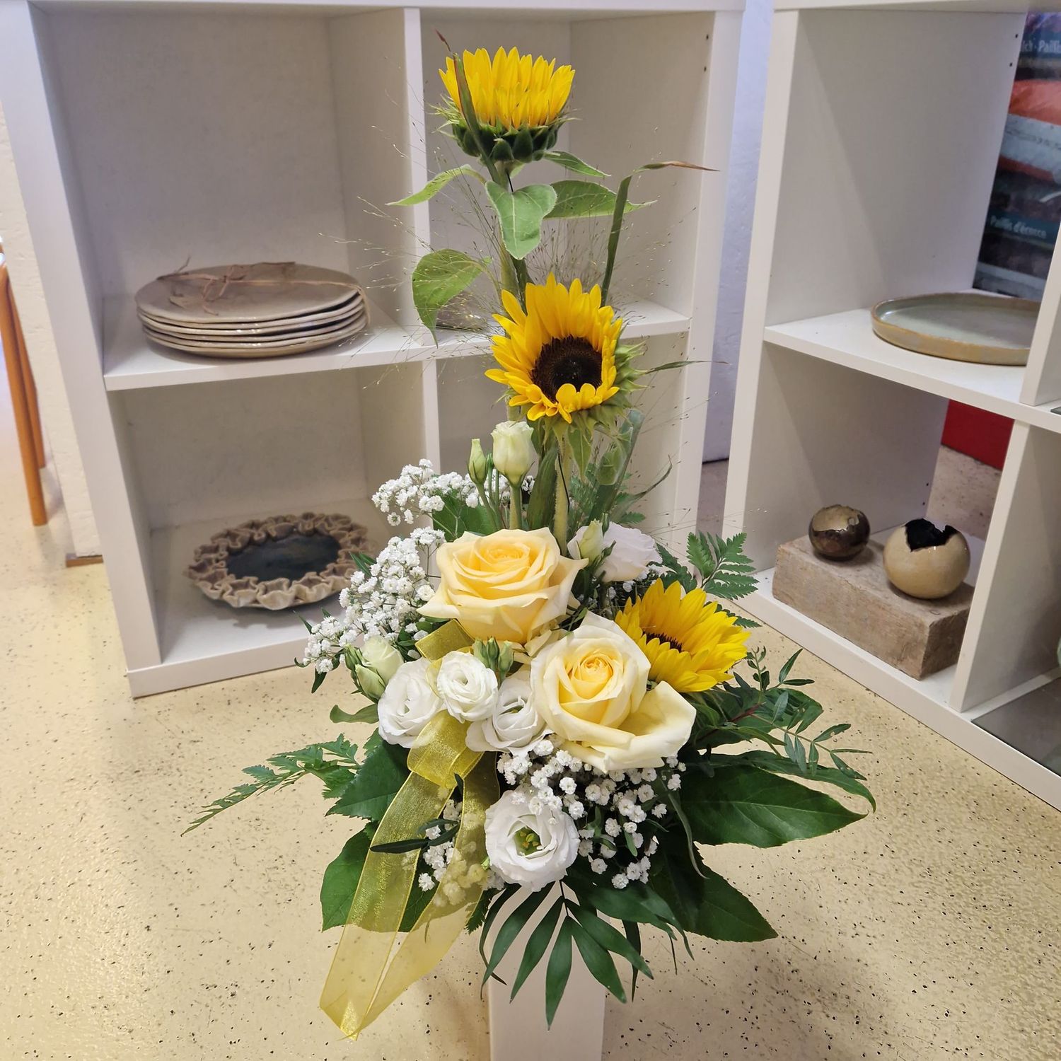 Elegant gestufter Strauss mit Sonnenblumen, Rosen und gemischten Blumen und Schleierkraut Elegant gestufter Strauss mit Sonnenblumen, Rosen und gemischten Blumen und Schleierkraut