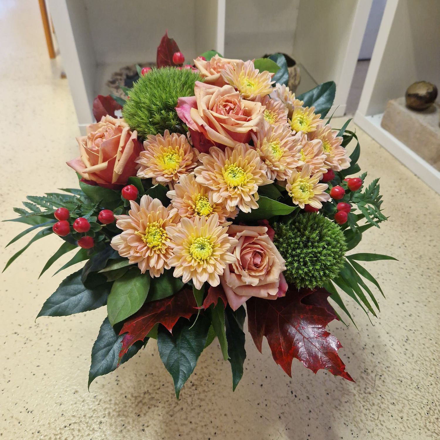 Herbstlicher Strauss mit Rosen und gemischten Blumen, Beeren und farbigen Blättern