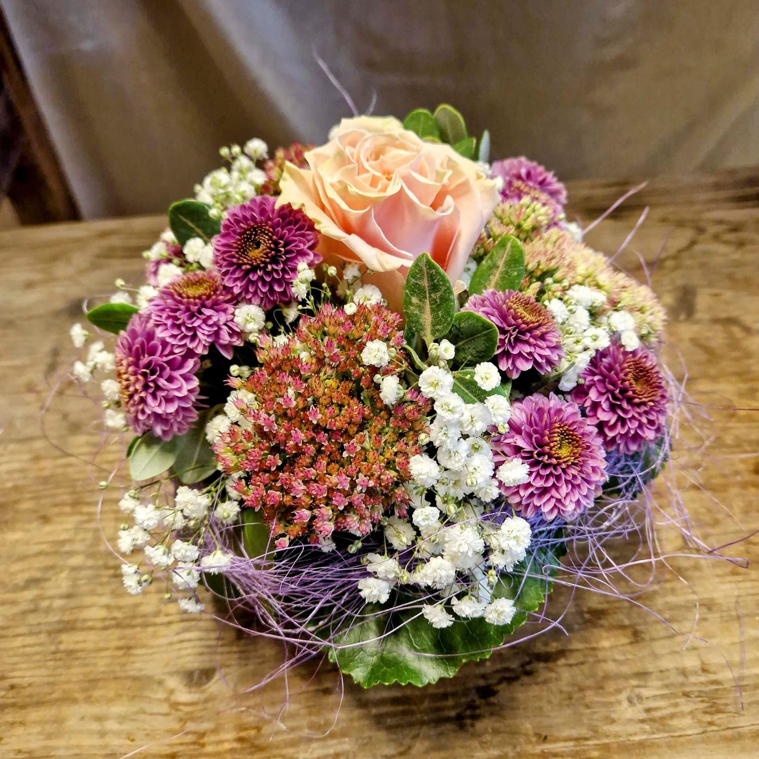 Herbstliches Gesteck mit einer Rose und gemischten Blumen, in Korb (Øca.22cm) Herbstliches Gesteck mit einer Rose und gemischten Blumen, in Korb (Øca.22cm)