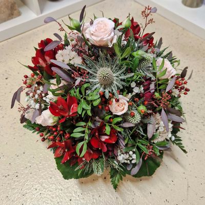 Grosses Gesteck mit Rosen, Disteln und gemischten Blumen in Korb, rot/rosa/weiss/grün (Ø30cm) Grosses Gesteck mit Rosen, Disteln und gemischten Blumen in Korb, rot/rosa/weiss/grün (Ø30cm)
