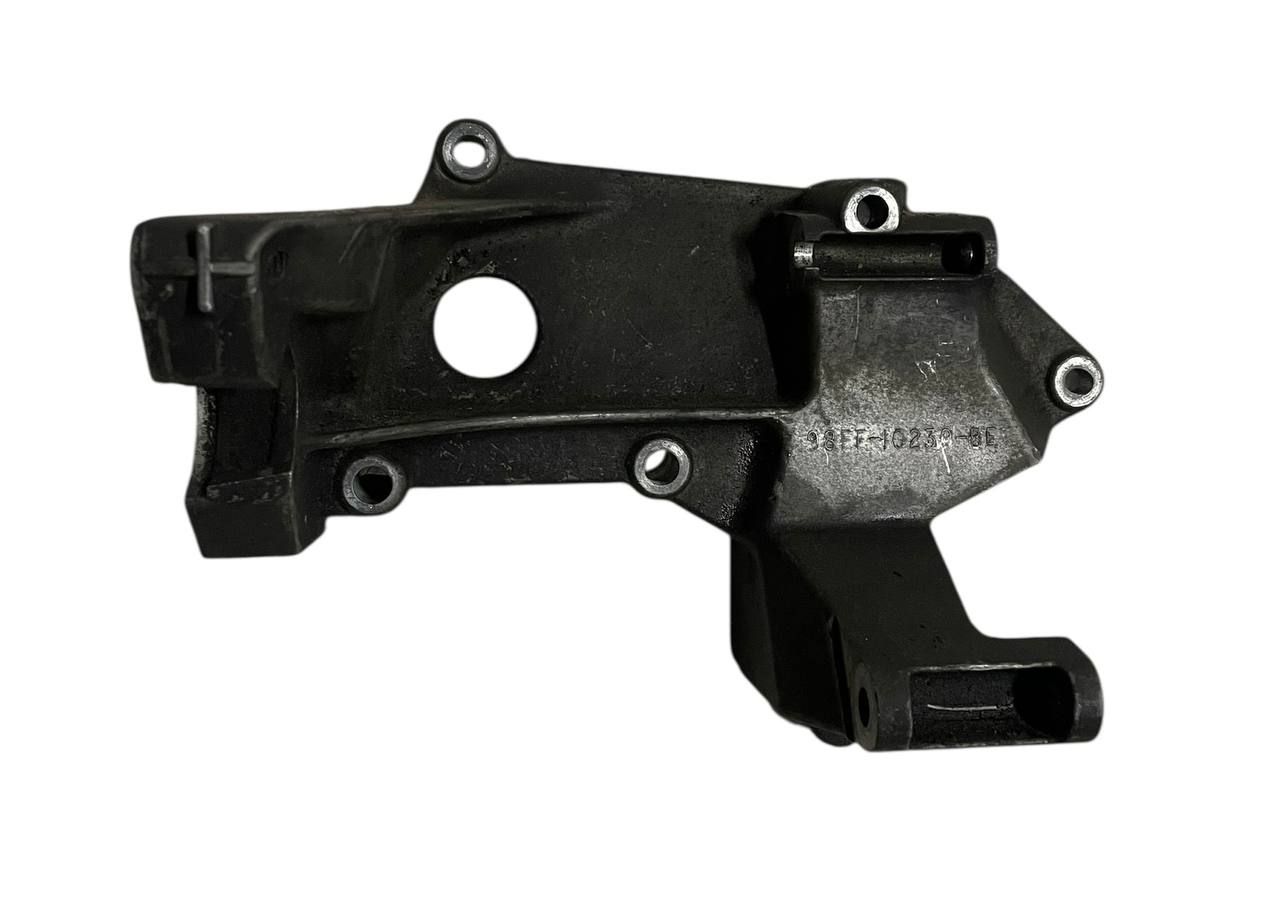 SUPPORTO / STAFFA ALTERNATORE FORD FOCUS (I) 1.8 D. TDCI 2002 - 98FF10239BE