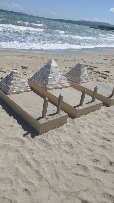 Handcrafted stone model of the pyramids of Cheops, Khanfre and Mykeren built techniques inspired by the ancient Egyptians.