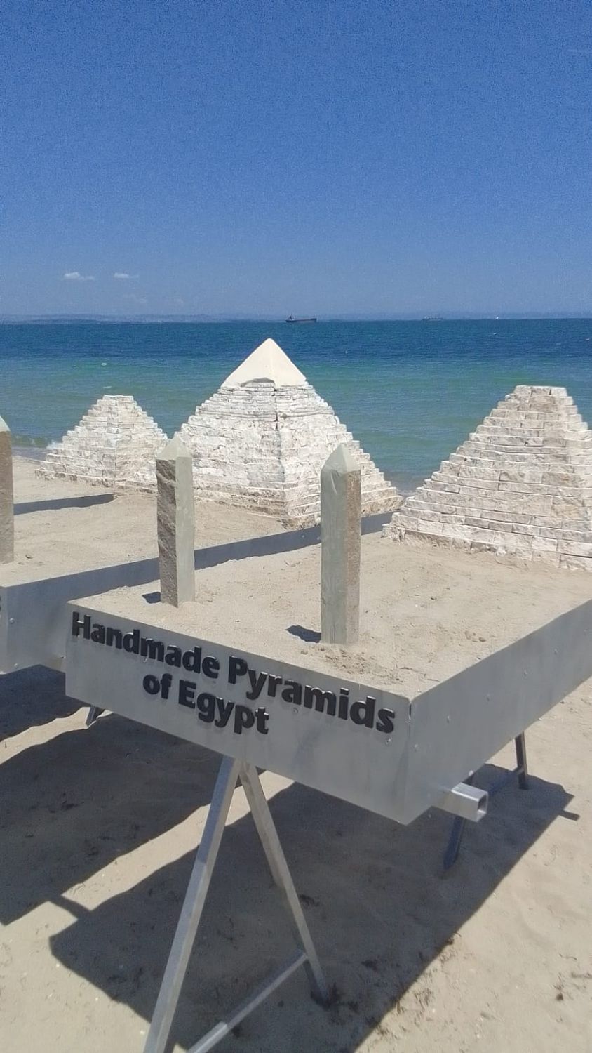 Handcrafted stone model of the pyramids of Cheops, Khanfre and Mykeren built techniques inspired by the ancient Egyptians.