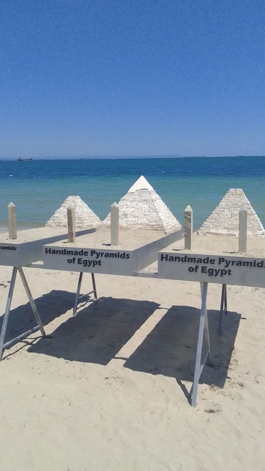 Handcrafted stone model of the pyramids of Cheops, Khanfre and Mykeren built techniques inspired by the ancient Egyptians.