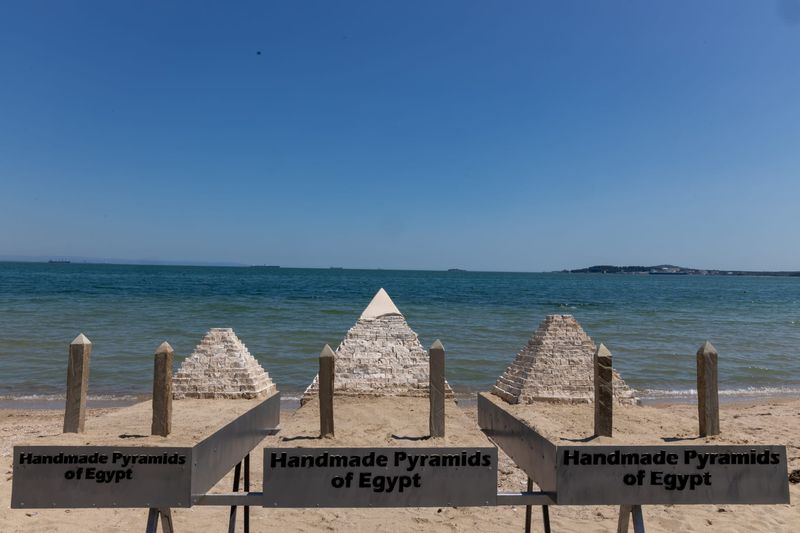 Handcrafted stone model of the pyramids of Cheops, Khanfre and Mykeren built techniques inspired by the ancient Egyptians.