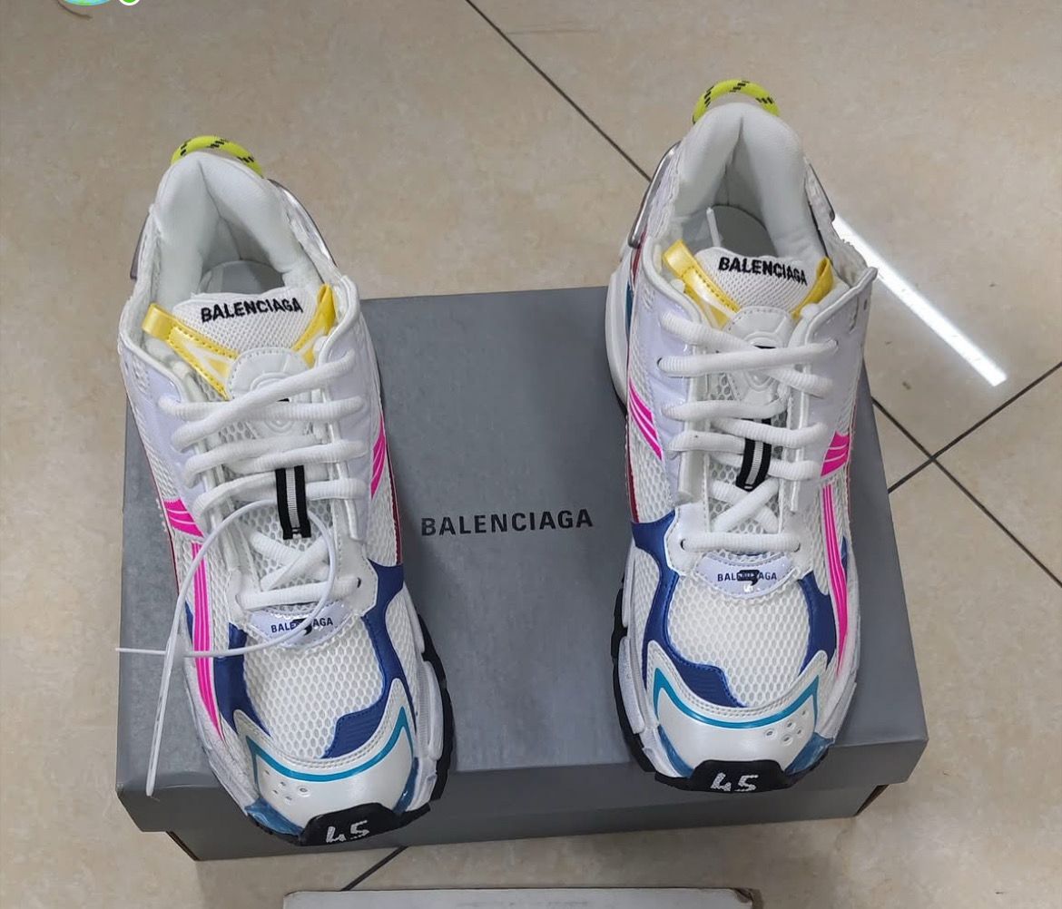 Women’s Runner Sneaker In Multicolored