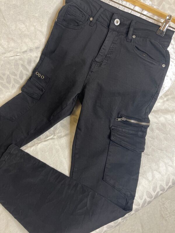 Pantalón negro cargo pitillo