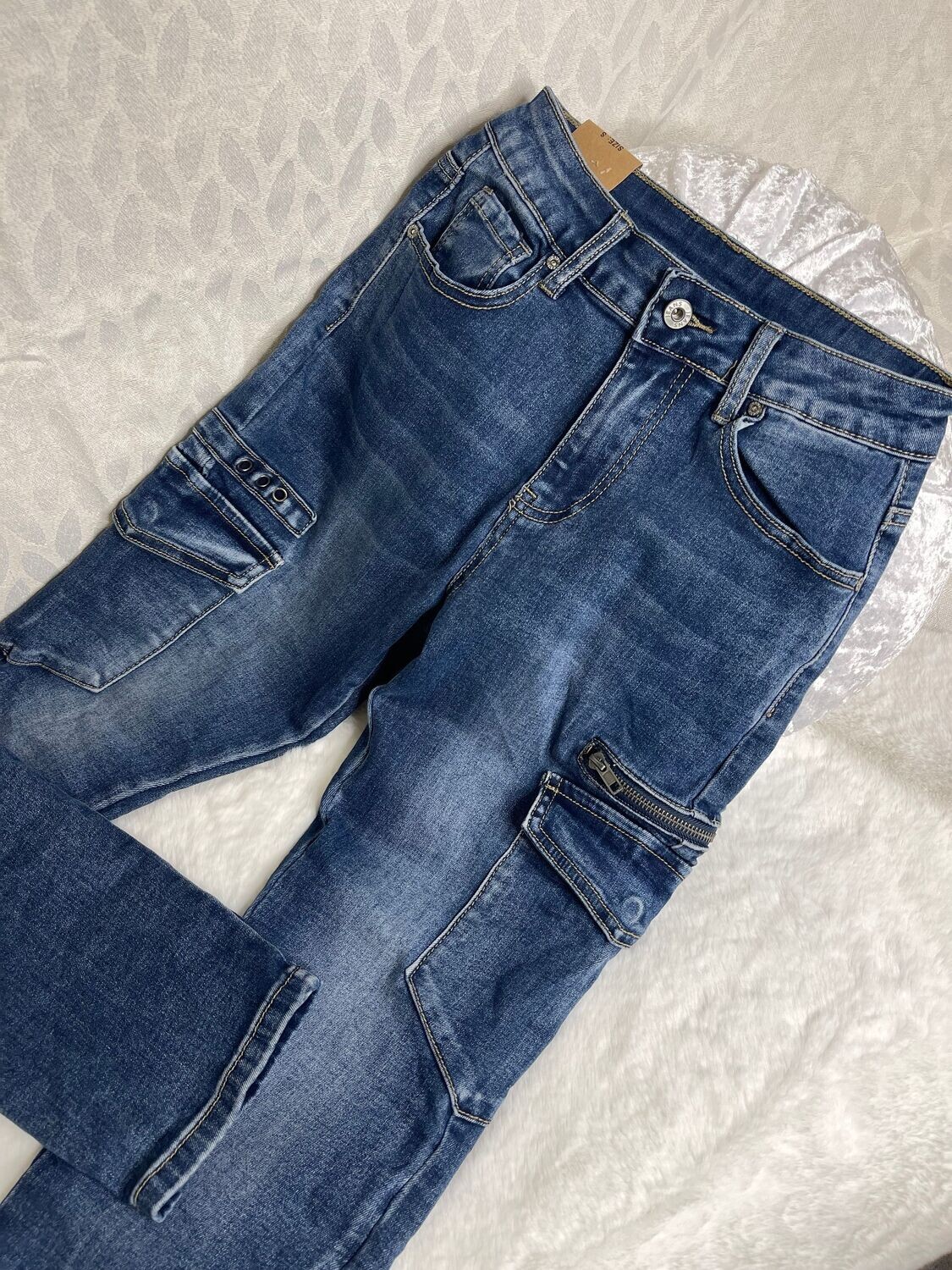 Pantalón tejano cargo pitillo