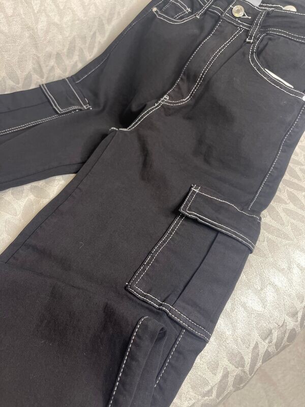 Pantalón negro cargo pata ancha