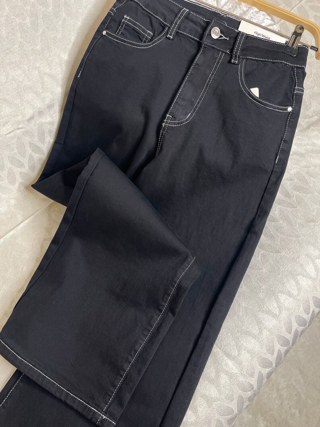 Pantalón negro con costura blanca