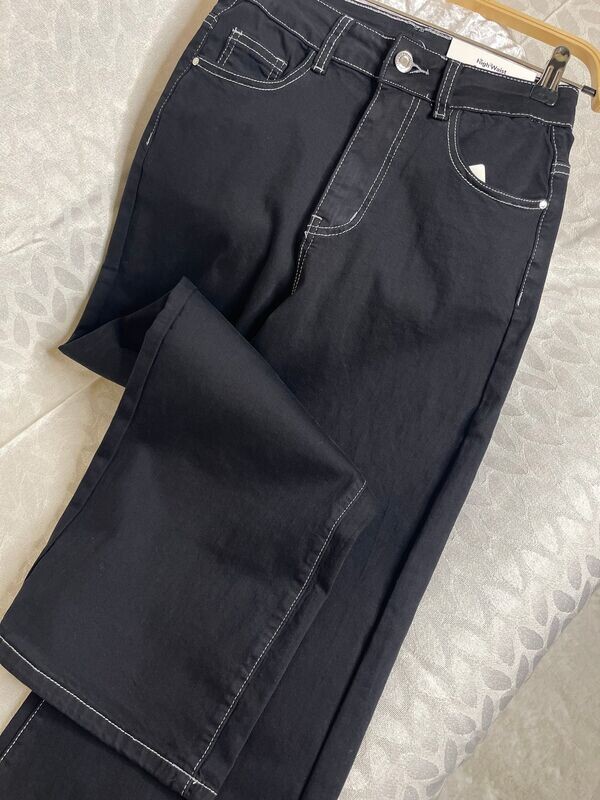 Pantalón negro con costura blanca