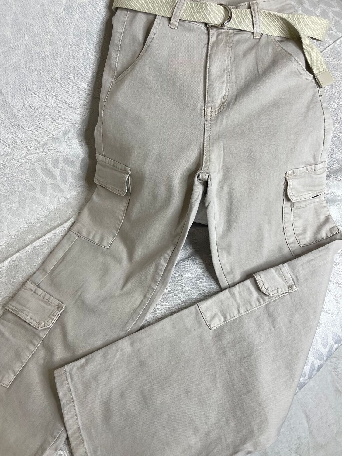 Pantalón con cinturón cargo