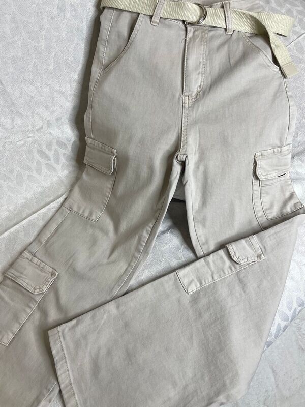 Pantalón con cinturón cargo
