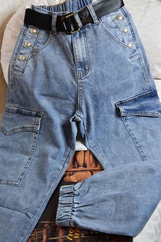 Pantalón tejano cargo con cinturón
