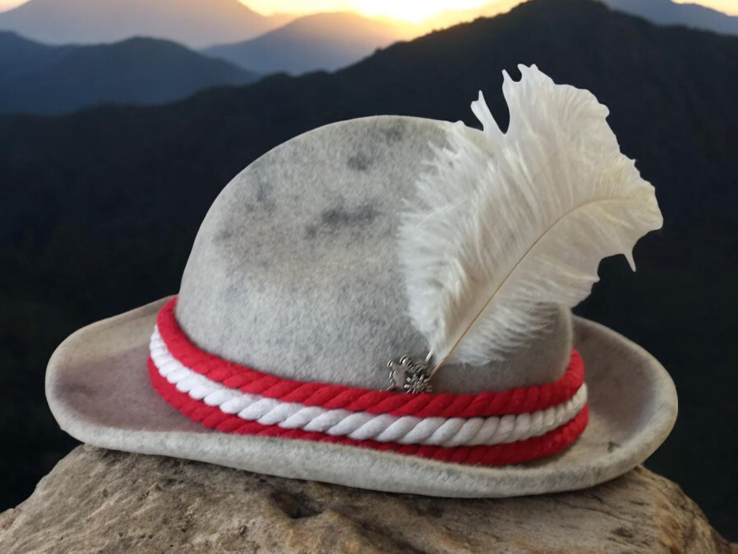 Filzhut &quot;Tom&quot;, hellgrauer Fedorahut, österreichische Kordeln rot weiß rot – perfekter Begleiter für Bergtouren, Wanderungen und Freizeit