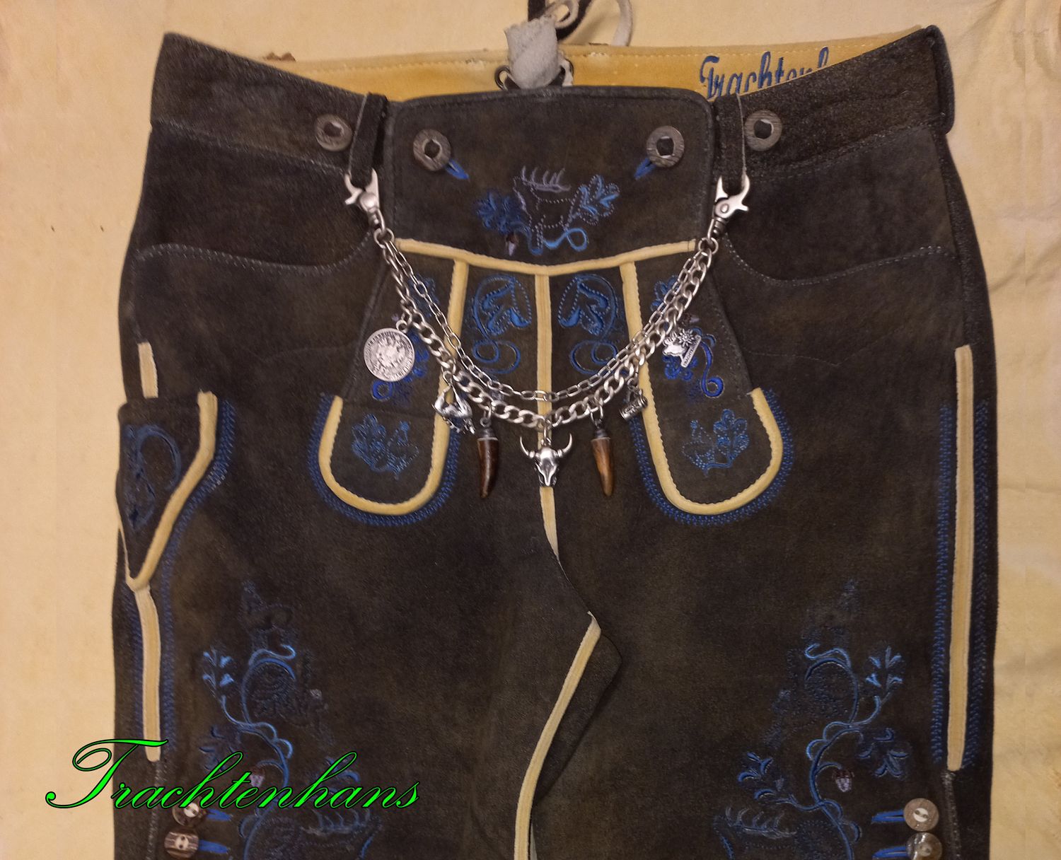 Charivari - Verleihe deiner Lederhose einen Hauch von Raffinesse mit unserer echt versilberten Charivari-Schmuckkette von Trachtenhans