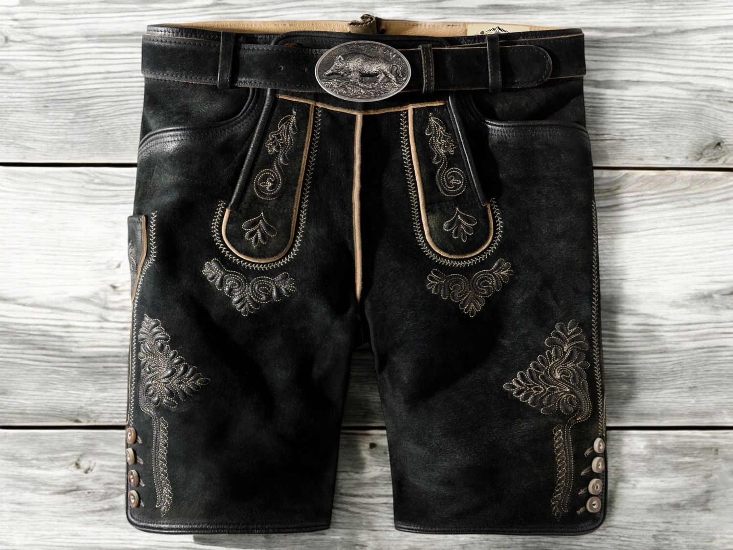 Kurze Lederhose &quot;Neo&quot; schwarz-grau mit Gürtel aus hochwertig gegerbtem Wildbock Leder in Hirschoptik