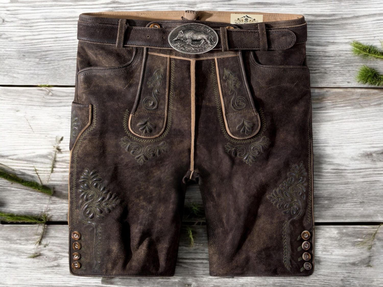 Kurze Lederhose &quot;Neo&quot; dunkelbraun mit Gürtel aus hochwertig gegerbtem Wildbock Leder in Hirschoptik
