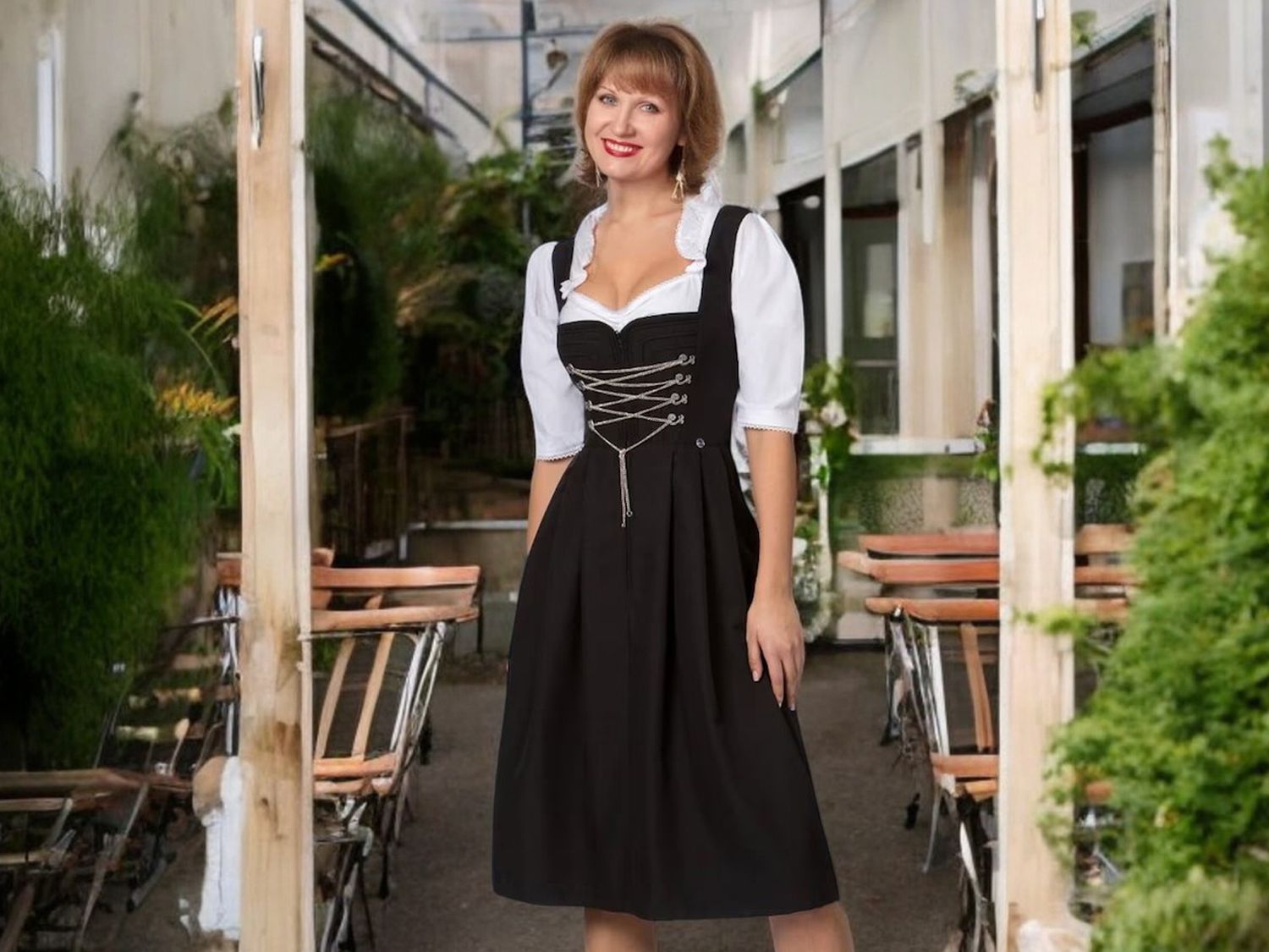 Dirndl Elea schwarz 70 cm Rocklänge – Pflegeleichtes,    strapazierfähiges Dirndl mit Verzierungen, ideal für Gastronomie