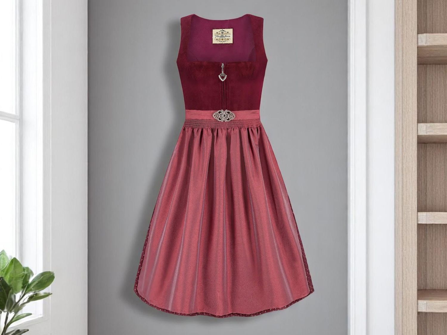 Dirndl Charlize bordeaux Gr. 36 mit Strass-Zipper und Zierschnalle – Rocklänge 70 cm Neu mit Etikett minus 50 % zum halben Preis