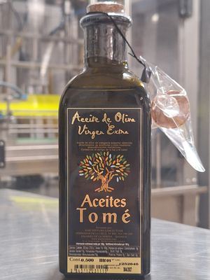 Caja de 12 botellas de 0,5 litros de aceite de oliva virgen extra. Botella rústica con vertedor