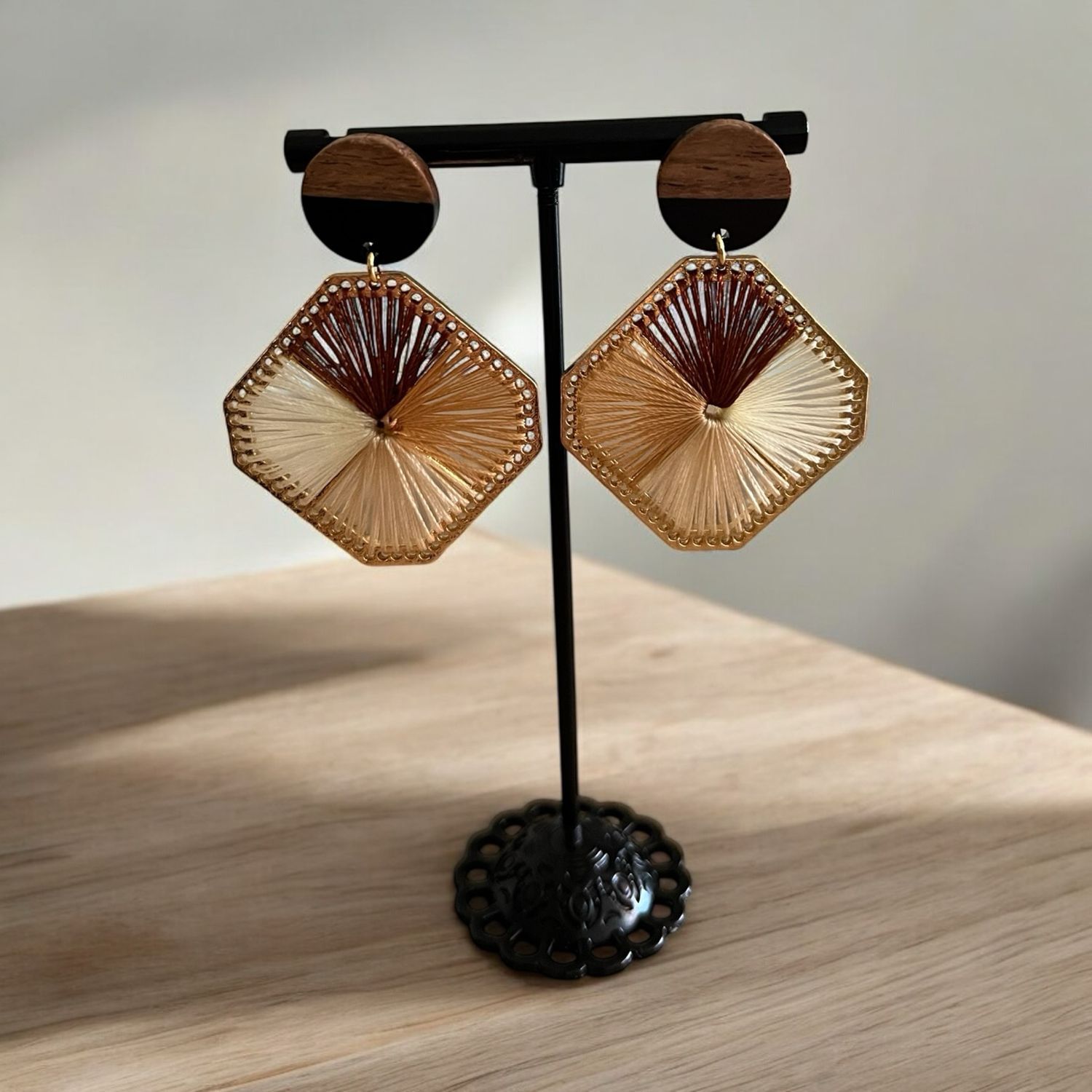 Boucle d’oreille brune