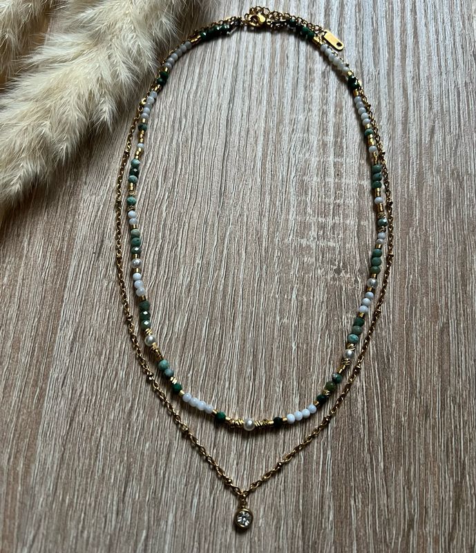 Collier blanc bleu avec chaînette